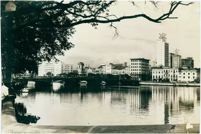 Foto 7: Rio Capibaribe : Ponte Duarte Coelho : [vista panorâmica da cidade] : Recife, PE