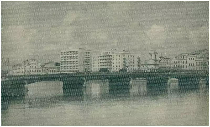 Foto 19: Rio Capibaribe : Ponte Maurício de Nassau : [vista panorâmica da cidade] : Recife, PE