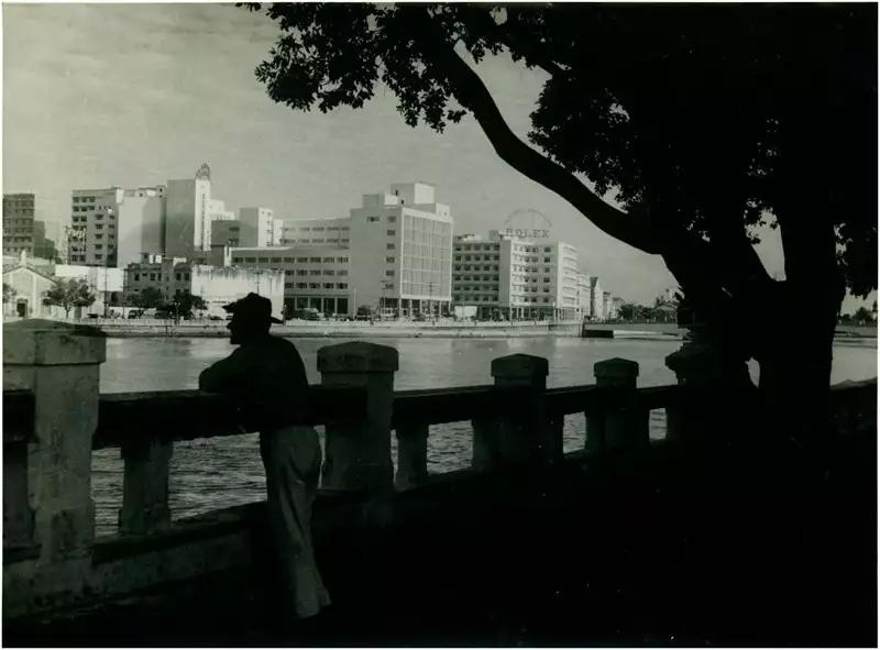 Foto 79: Rio Capibaribe : [vista panorâmica da cidade] : Recife, PE