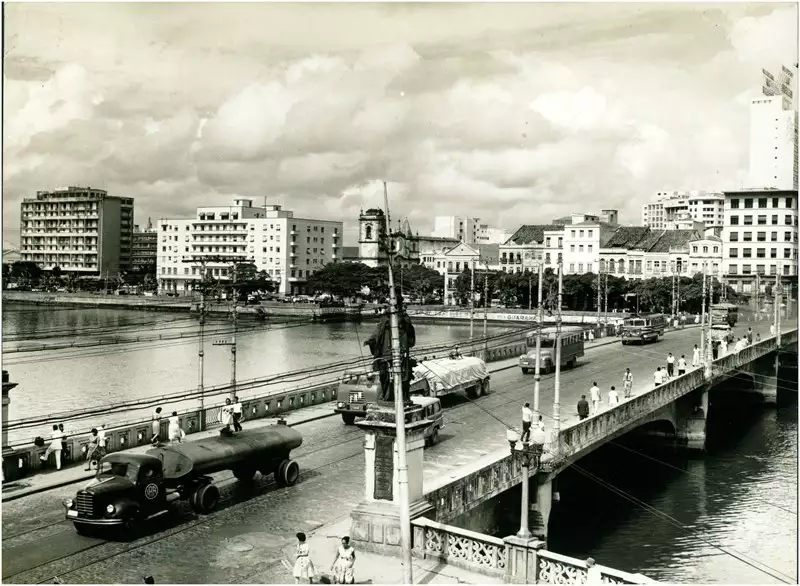Foto 81: Ponte Maurício de Nassau : Rio Capibaribe : [vista panorâmica da cidade] : Grande Hotel : Recife, PE