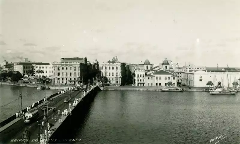 Foto 98: Rio Capibaribe : Ponte Maurício de Nassau : [vista parcial da cidade] : Recife, PE