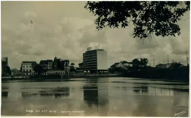 Foto 109: Rio Capibaribe : Cais de Santa Rita : [vista parcial da cidade] : Recife, PE