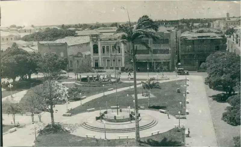 Foto 2: Praça da Graça : [Cine Teatro Eden : Instituto dos Comerciários : Correios e Telégraphos : vista panorâmica da cidade] : Parnaíba, PI