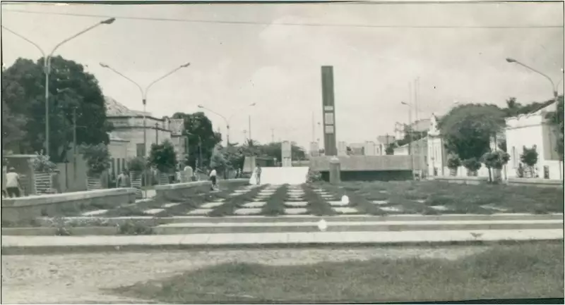 Foto 7: Praça Santo Antônio : Monumento do Centenário da Cidade : Parnaíba, PI