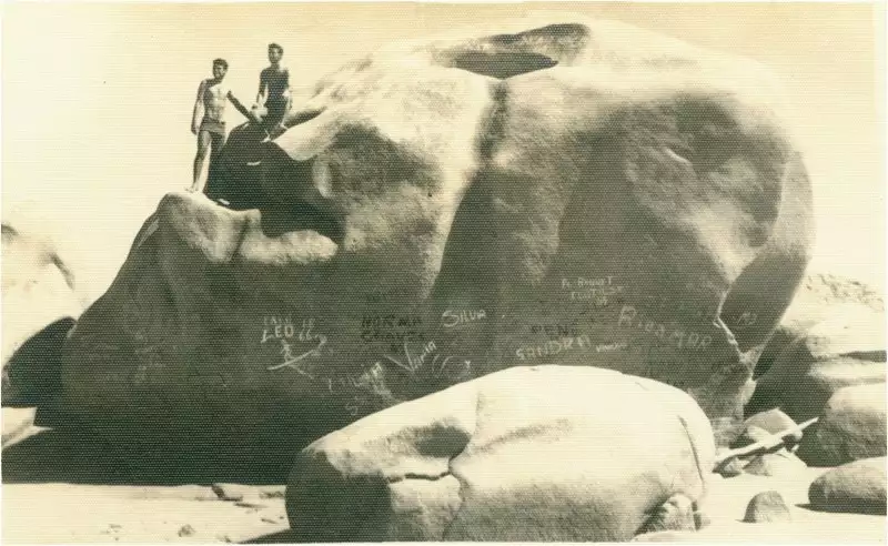 Foto 52: [Pedra gigante da] Praia da Pedra do Sal : Parnaíba, PI