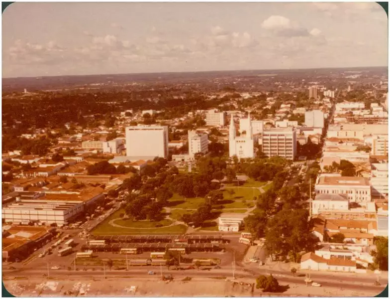 Foto 30: Vista [aérea] da cidade : Praça Marecha Deodoro : [Igreja Matriz de Nossa Senhora do Amparo] : Teresina, PI