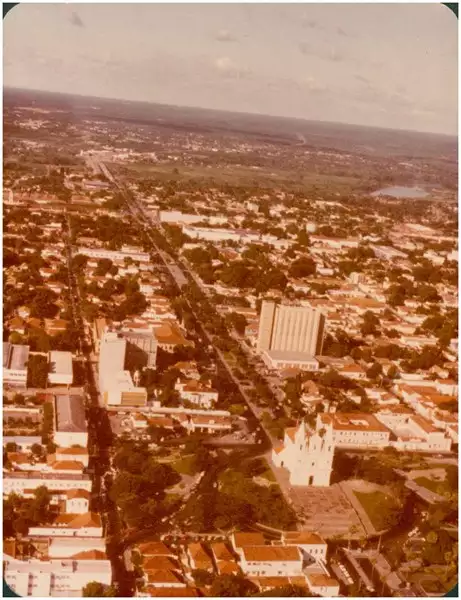Foto 31: Vista [aérea] da cidade : [Praça da Liberdade : Igreja de São Benedito] : Teresina, PI