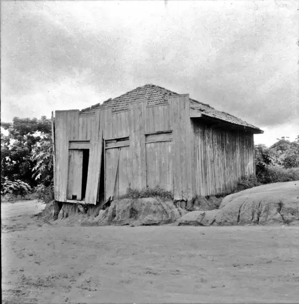 Foto 3: Casa abandonada : Município de Amaporã (PR)