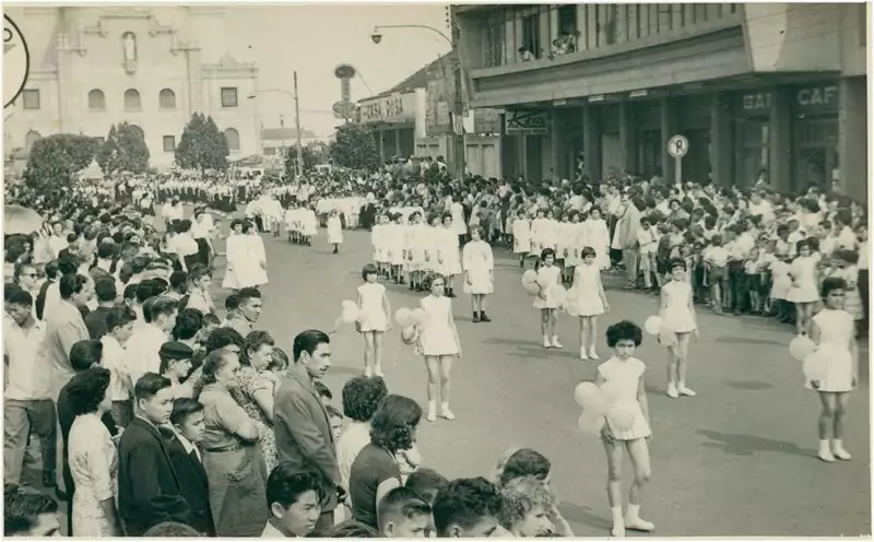 Foto 60: Parada 7 de Setembro de 1959 : vista parcial da cidade : Apucarana, PR