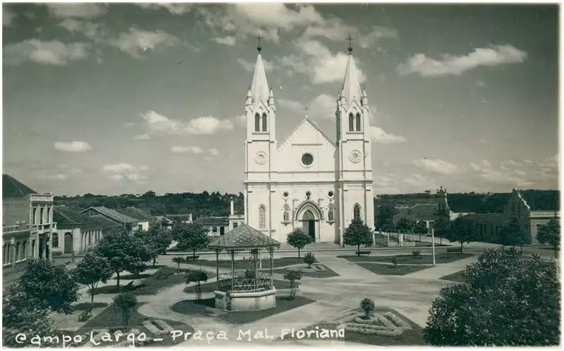 Foto 3: [Praça Atílio Almeida Barbosa] : Igreja Matriz de Nossa Senhora da Piedade : Campo Largo, PR