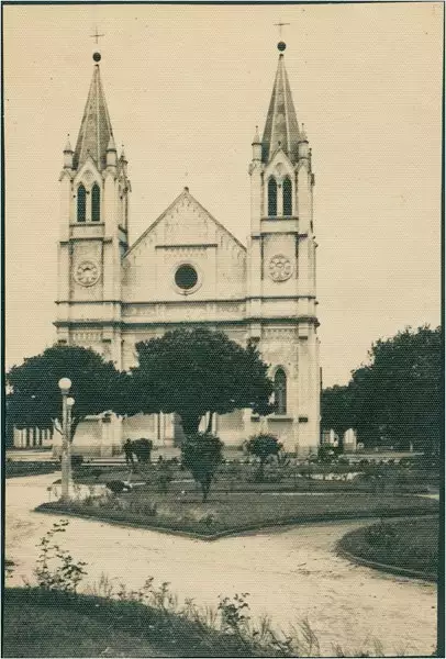 Foto 19: Praça Atílio Almeida Barbosa : Igreja Matriz de Nossa Senhora da Piedade : Campo Largo, PR