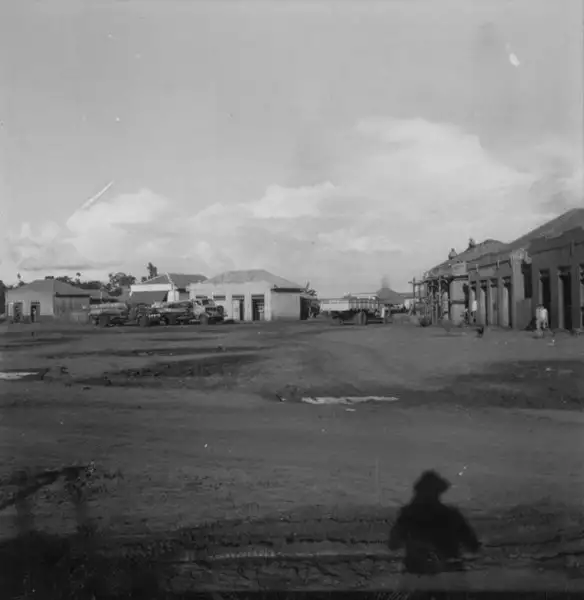 Foto 2: Aspecto típico da frente pioneira, vendo-se casas em construção e ao fundo a mata, no distrito de Japurá, município de Cianorte (PR)