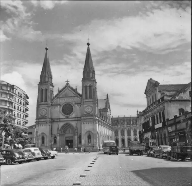 Foto 24: Praça Tiradentes, vendo-se igreja em Curitiba (PR)