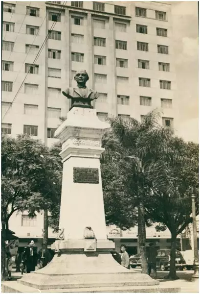 Foto 66: Busto de Zacarias de Góis e Vasconcelos : Curitiba, PR