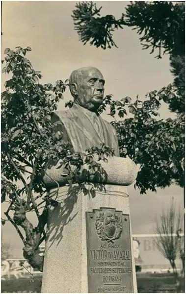 Foto 67: Busto do Professor Victor do Amaral : Curitiba, PR