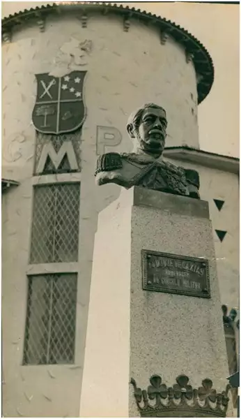 Foto 69: Busto do Duque de Caxias : Curitiba, PR