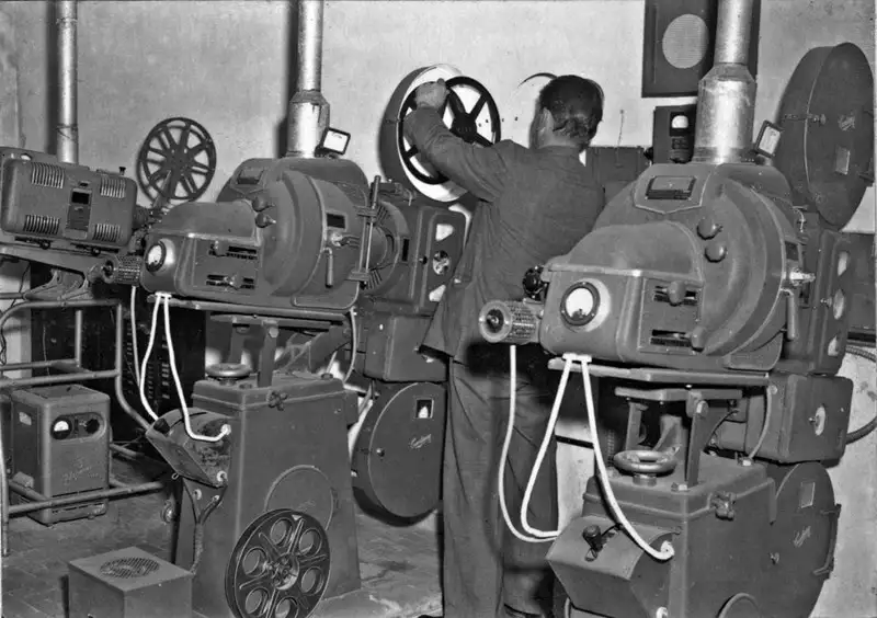 Foto 186: Colégio Estadual de Curitiba : sala de projeção cinematográfica (PR)