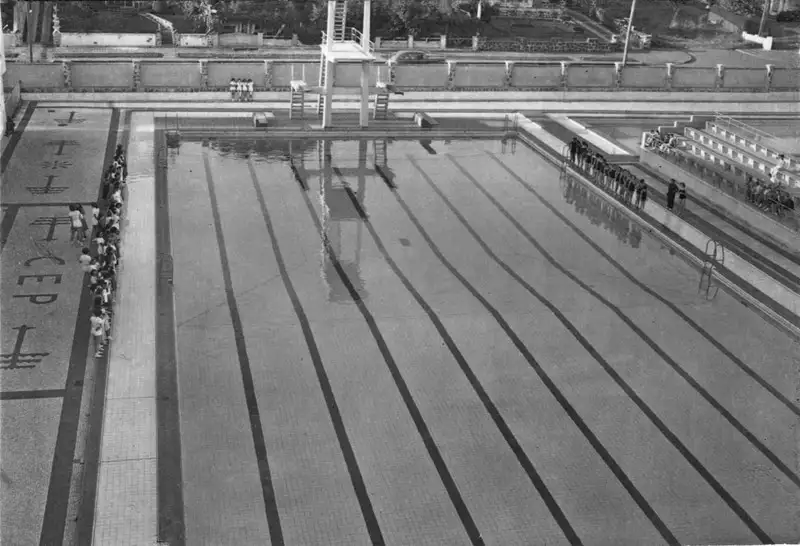 Foto 188: Colégio Estadual de Curitiba : piscina (PR)