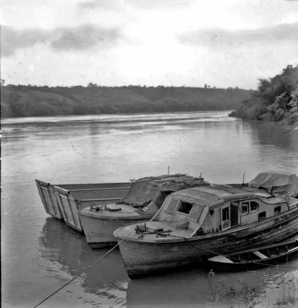 Foto 8: Barcos no porto de Iguaçú (PR)