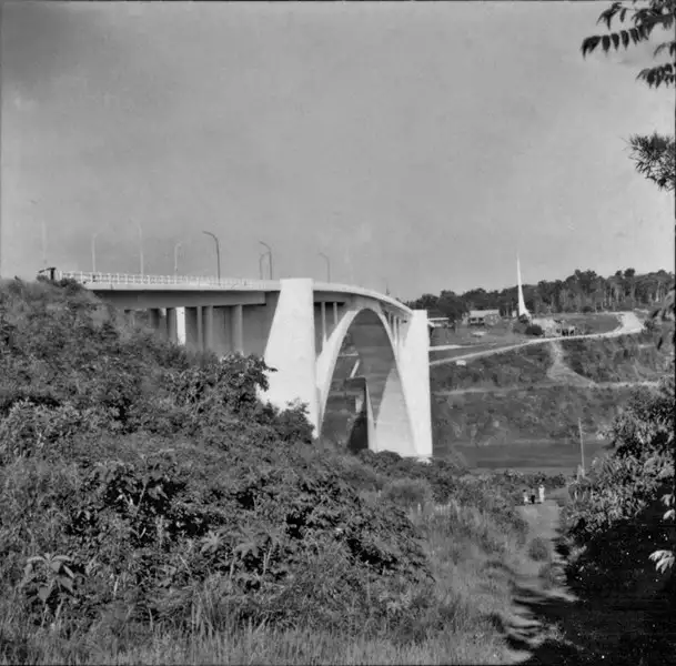 Foto 19: Aspecto da Ponte Internacional sobre o rio Paraná, em Foz do Iguaçu : município de Medianeira