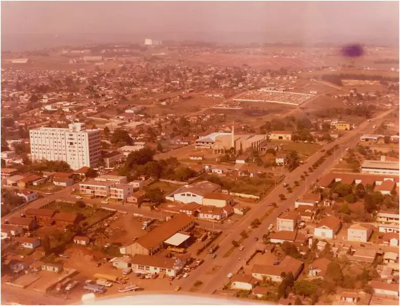 Foto 25: Vista [aérea] da cidade : [Avenida Prefeito Moacir Júlio Silvestre : Paróquia Santa Terezinha : Cemitério Santa Terezinha] : Guarapuava (PR)