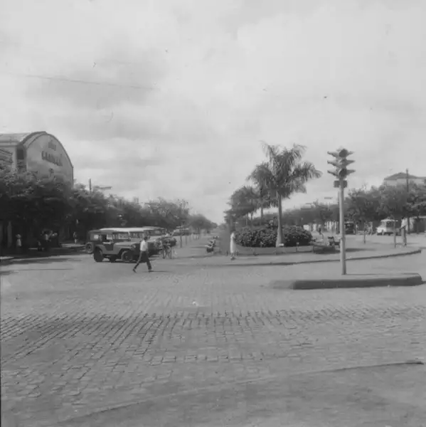 Foto 38: Aspecto de uma avenida central (Av. Presidente Vargas), vendo-se os estabelecimentos bancários : Município de Maringá (PR)