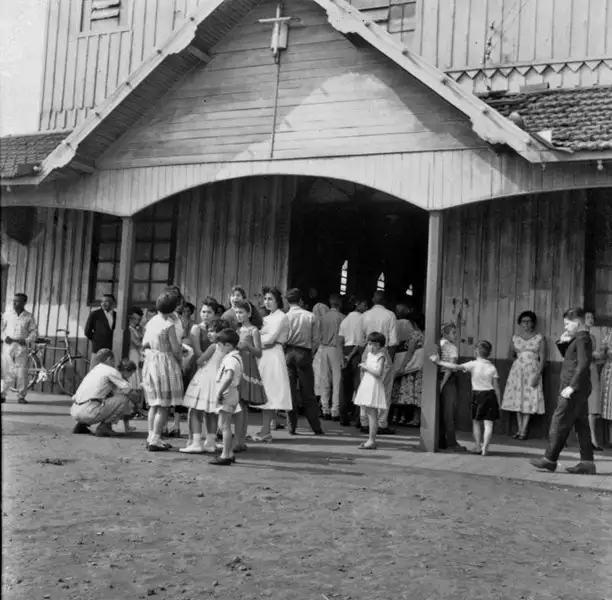 Foto 72: Cidade de Maringá, vendo-se igreja (PR)