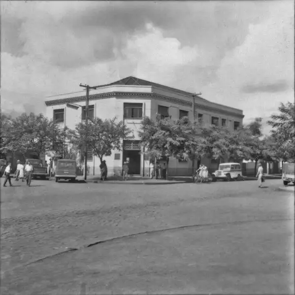 Foto 101: [Aspecto da Avenida Presidente Vargas vendo-se estabelecimentos bancários, no município de Maringá (PR)]