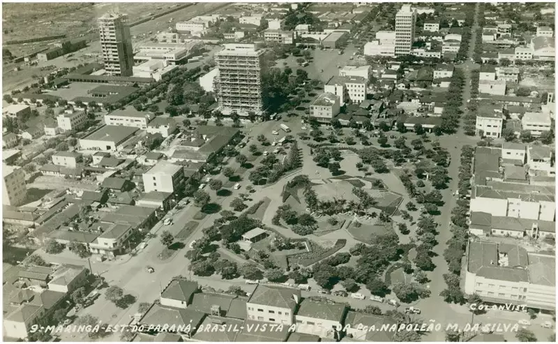 Foto 130: [Vista aérea da cidade] : Praça Napoleão Moreira da Silva : Avenida Brasil : Maringá, PR