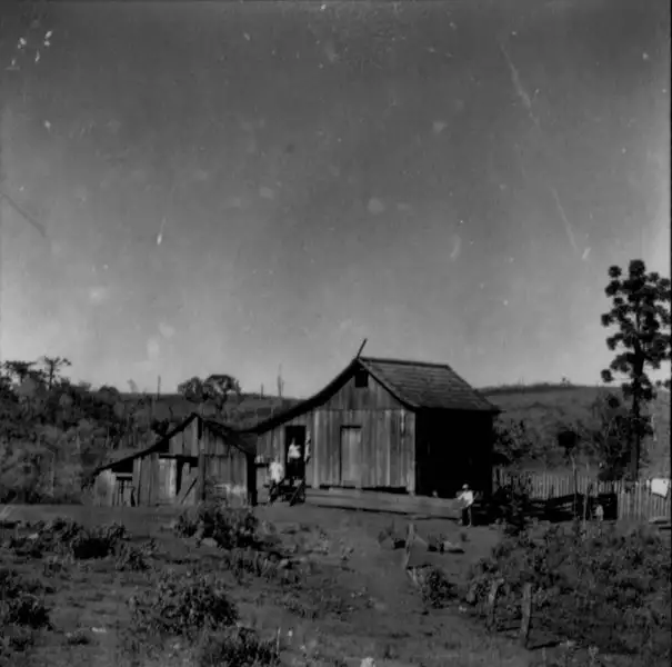 Foto 4: Casa de colono na estrada para o município de Marmeleiro : município de Marmeleiro