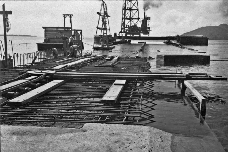 Foto 2: Porto de Paranaguá, transformando a ponte de madeira em alvenaria (PR)