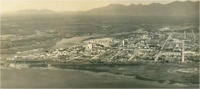 Foto 85: [Baía de Paranaguá] : vista aérea da cidade : [Rio Itiberê] : Paranaguá, PR
