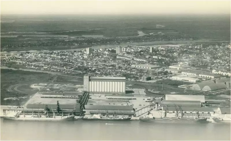 Foto 86: [Baía de Paranaguá] : Porto de Paranaguá : vista aérea da cidade : [Rio Itiberê] : Paranaguá, PR