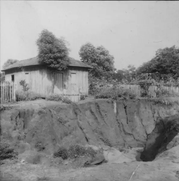 Foto 4: Vista de uma casa à beira de uma voçoroca : Município de Paranavaí (PR)