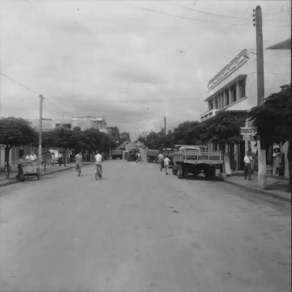 Foto 27: Aspecto do comércio na rua principal da cidade de Paranavaí : rua Getúlio Vargas alsfaltada (PR)