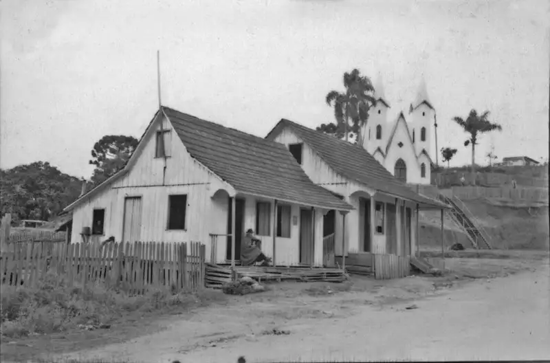 Foto 2: Igreja, construção de madeira : Município de Tunas do Paraná (PR)
