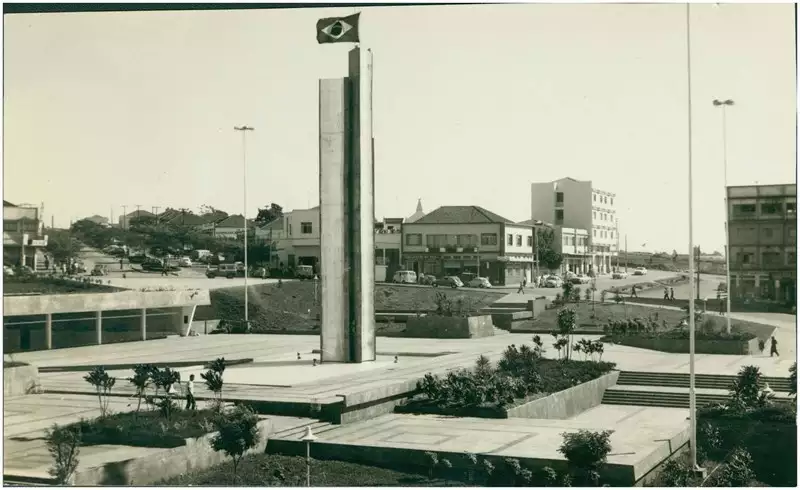 Foto 25: Praça Santos Dumont : [Obelisco : vista panorâmica da cidade] : Umuarama, PR