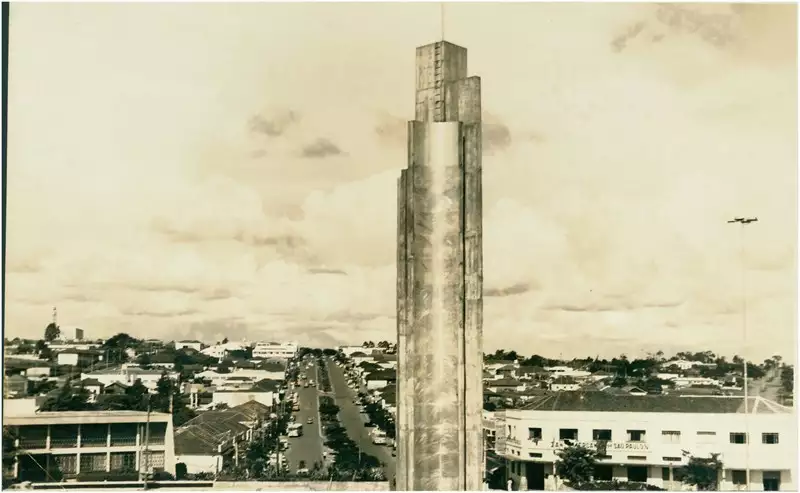 Foto 40: Obelisco : vista [panorâmica da cidade] : Avenida Paraná : Umuarama, PR