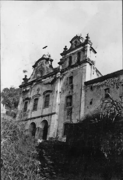 Foto 1: Fachada arruinada do Convento São Bernardino : Angra dos Reis (RJ)