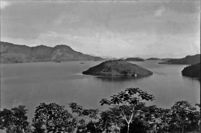 Foto 16: Enseada de Angra dos Reis, vendo-se inúmeras ilhas (RJ)