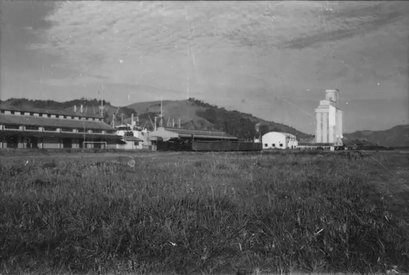 Foto 19: Porto de Angra dos Reis, vendo-se a estação da E.F. Rede Mineira de Viação, e o cais do desembarque (RJ)