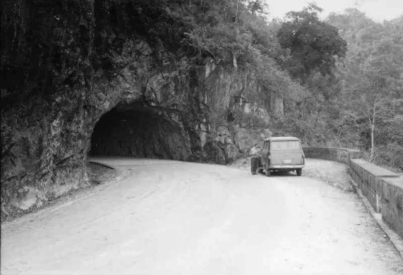 Foto 47: Aspecto de um túnel cortado na rocha viva (gnaisse) na estrada para Angra dos Reis (RJ)