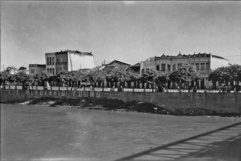 Foto 68: Aspecto da parte antiga da cidade de Campos, vendo-se a zona comercial (RJ)