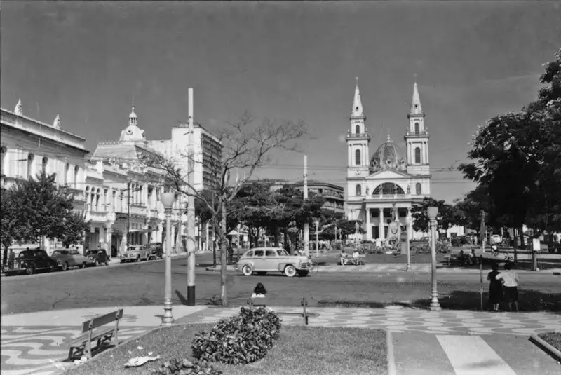Foto 92: Cidade de Campos, vendo-se a Praça e a Catedral (RJ)
