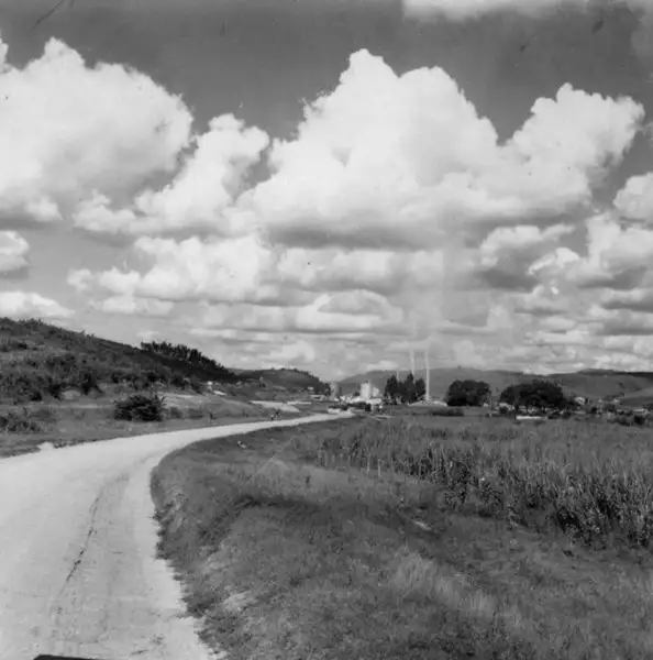 Foto 104: Usina de cimento Paraíso, no caminho para a cidade de Campos (RJ)