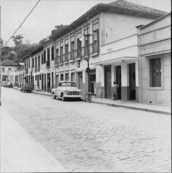 Foto 1: Construções antigas, grandes sobrados. As ruas mais importantes são calçadas com paralelepípedos : Município de Cantagalo (RJ)