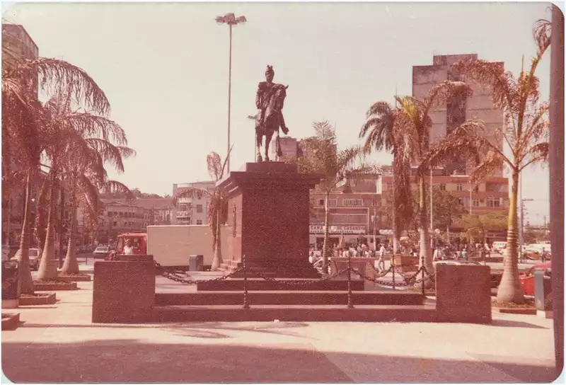 Foto 20: Estátua de Duque de Caxias : Praça do Pacificador : Duque de Caxias, RJ