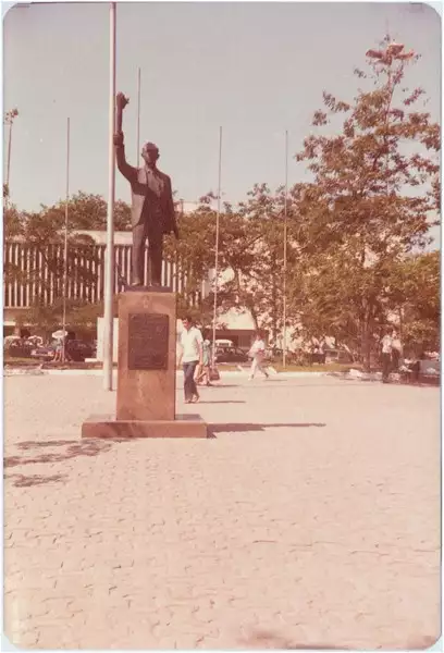 Foto 21: Praça Roberto Silveira : [Monumento a Roberto Silveira] : Duque de Caxias, RJ