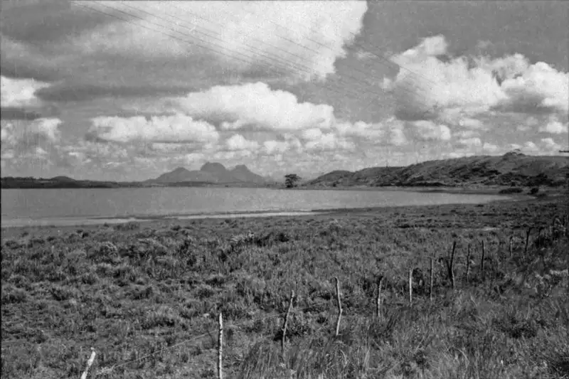Foto 22: Lagoa de Emboacica, próxima ao limite com Macaé. Nota-se ao fundo as serras, ao redor da lagoa pequenas ondulações (RJ)