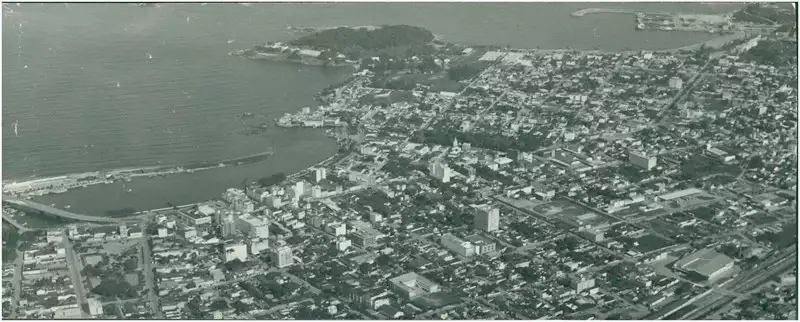 Foto 46: [Vista aérea da cidade : Rio Macaé : Oceano Atlântico] : Macaé, RJ